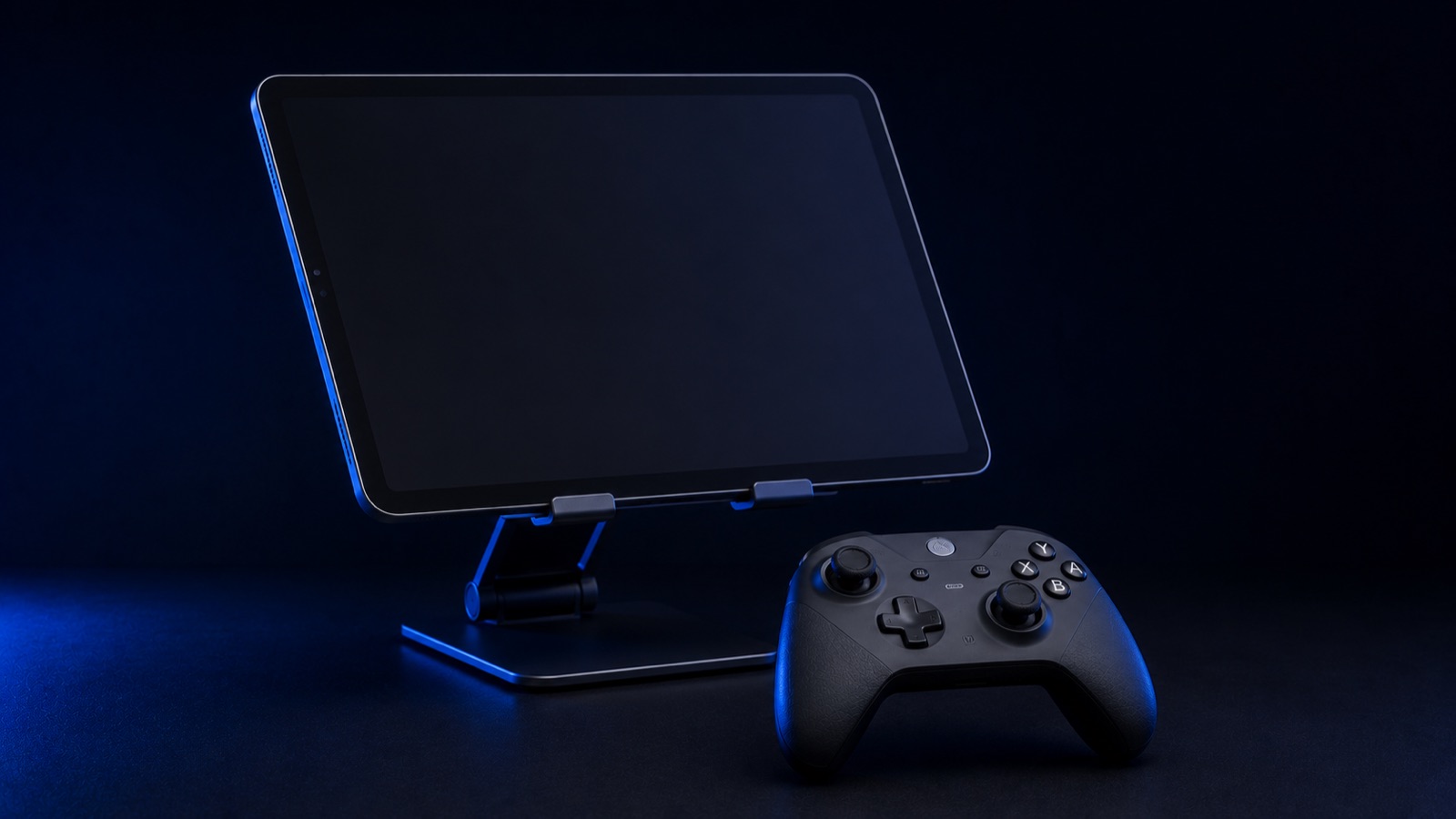 Tablet auf einem Ständer mit kabellosem Gamepad davor, in blauem Licht