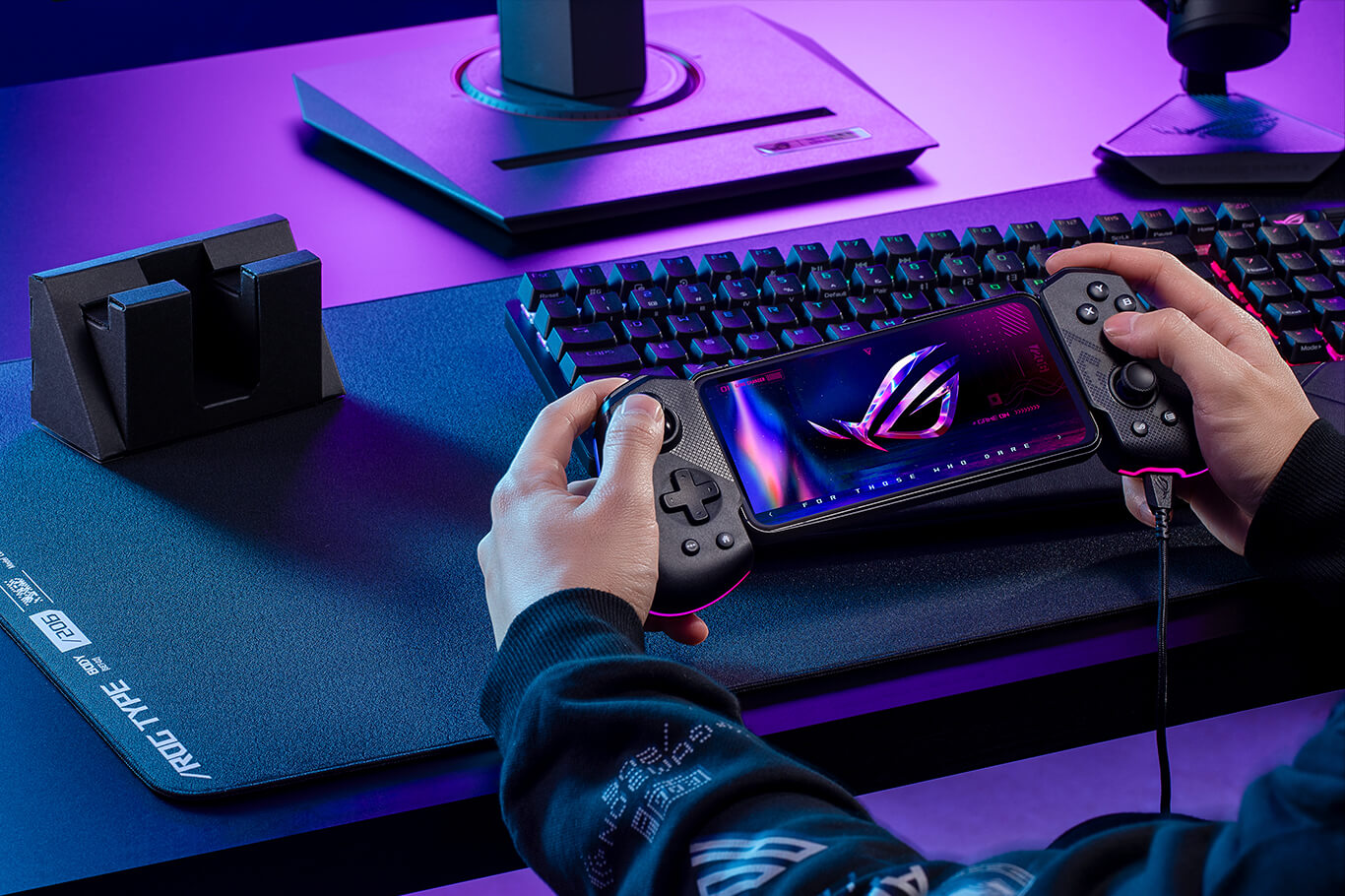 GameSir G8 Galileo mit eingespanntem Smartphone beim Mobile Gaming